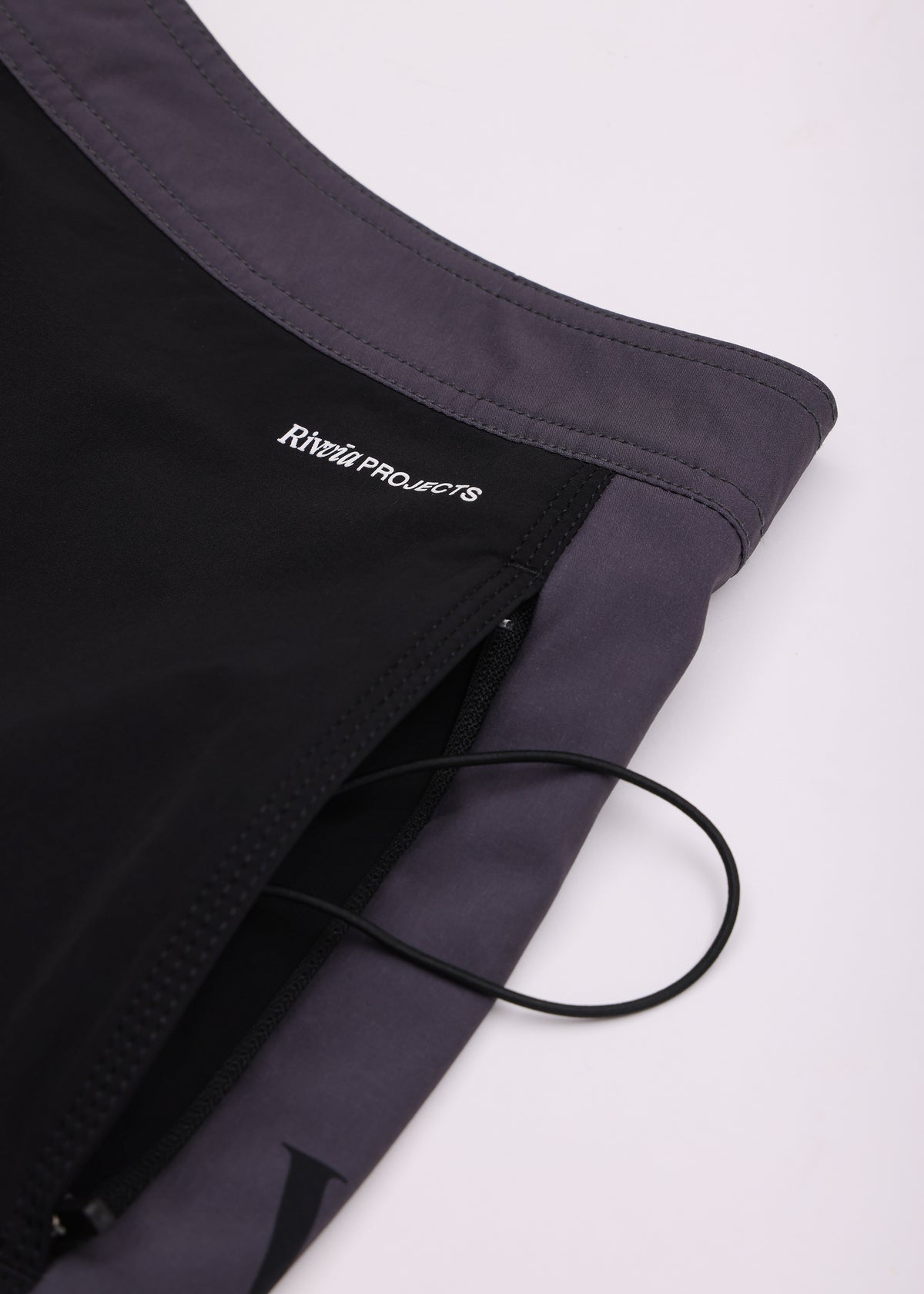 DISCLOSURE 20" TRUNK : BLACK CHARCOAL