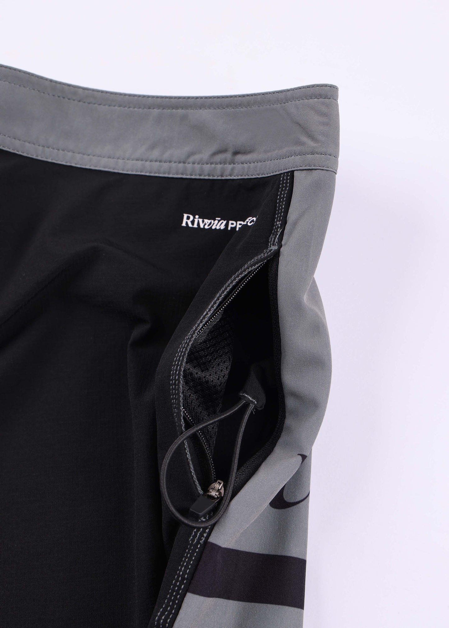 DISCLOSURE 20" TRUNK : BLACK CHARCOAL