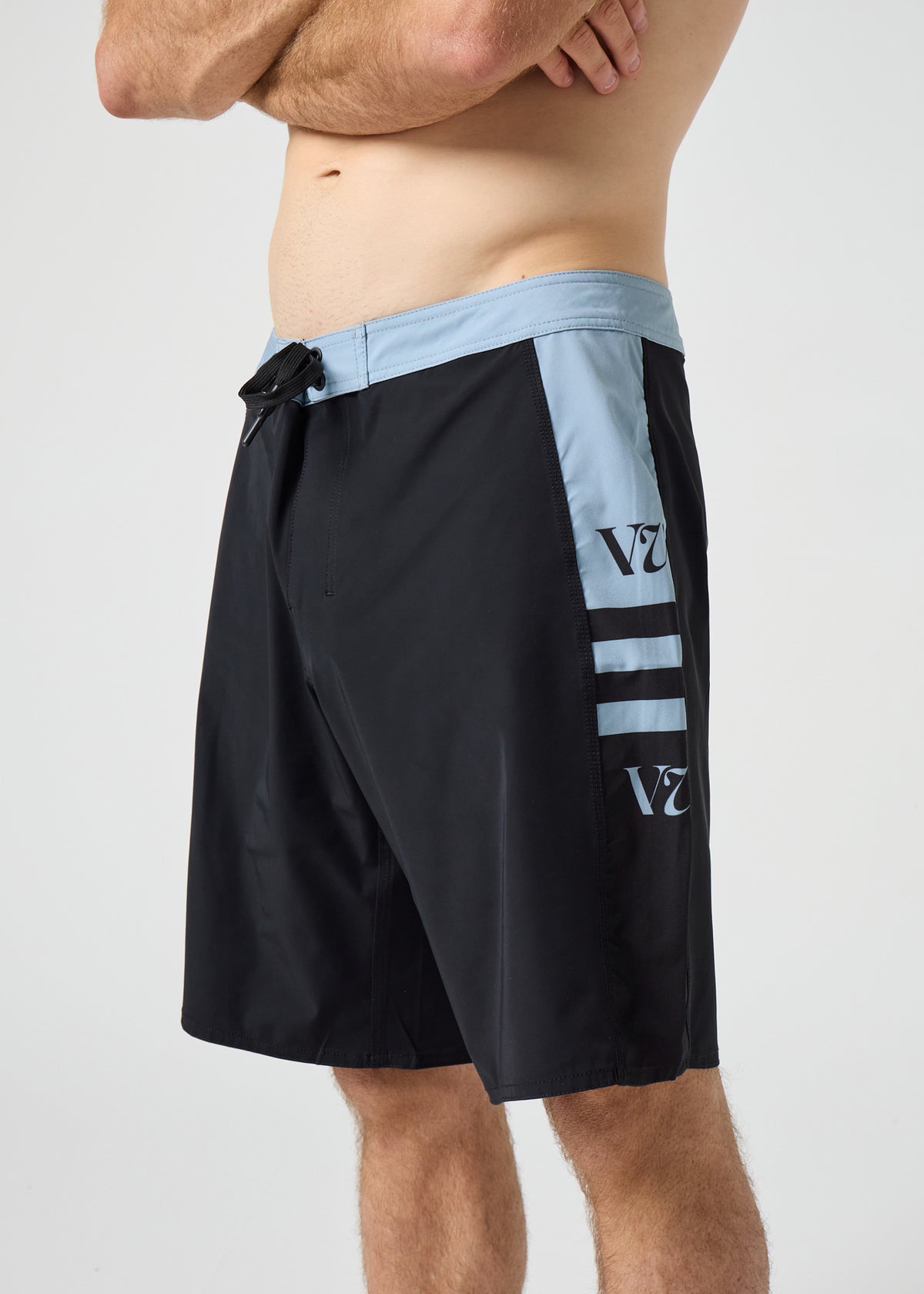 DISCLOSURE 20" TRUNK : BLACK BLUE