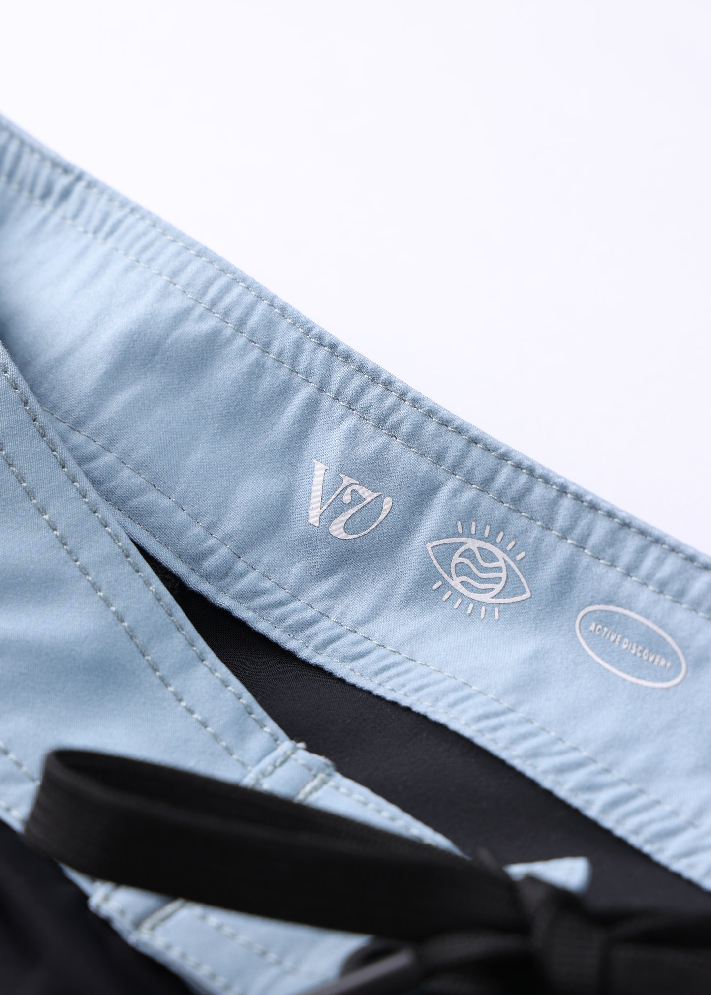 DISCLOSURE 20" TRUNK : BLACK BLUE