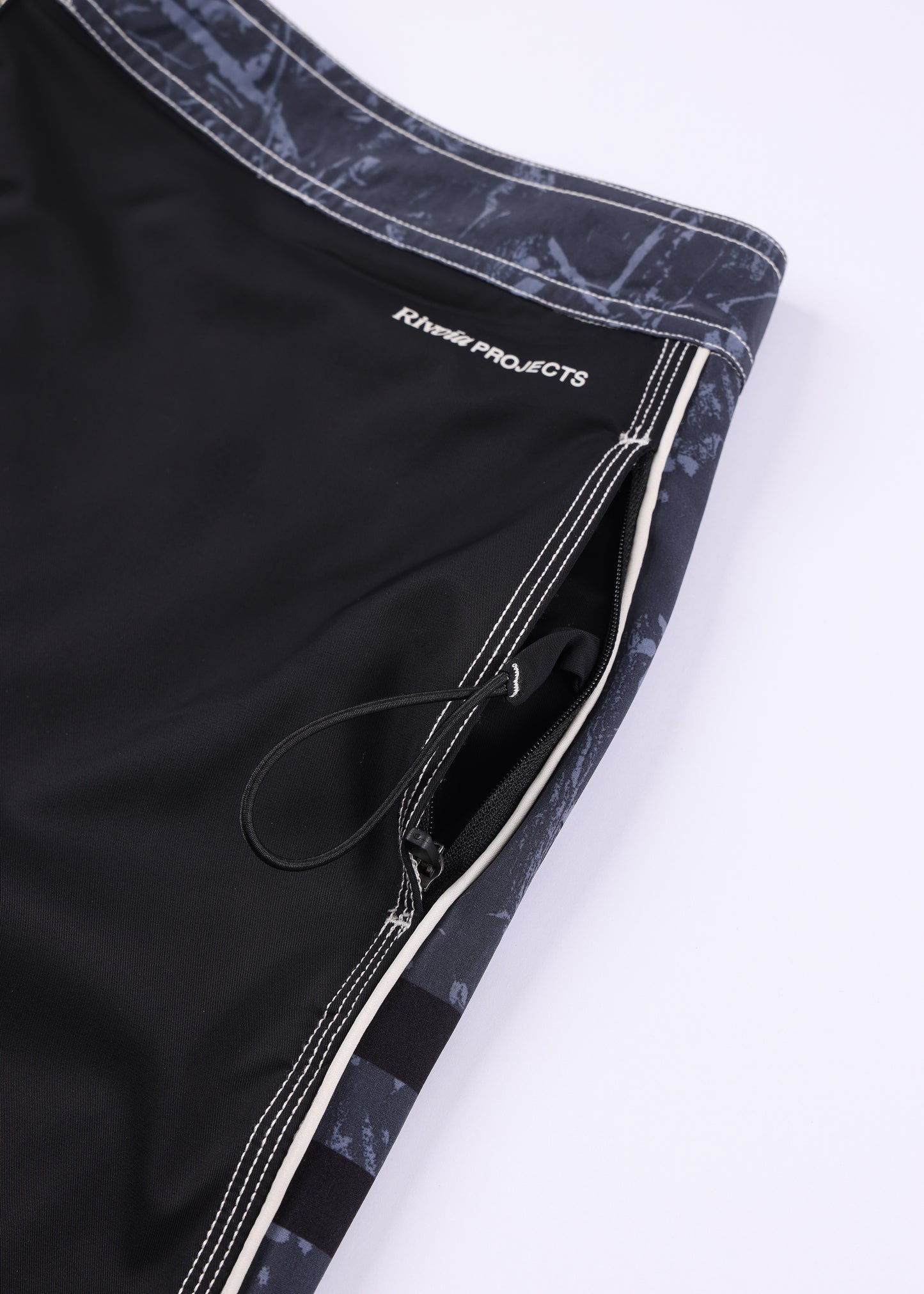 DISCLOSURE 20" TRUNK : BLACK CAMO