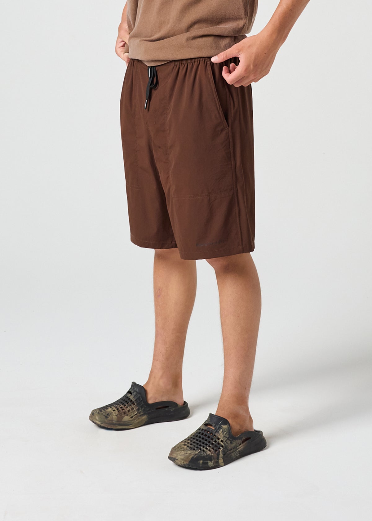 DAILY GRIND 20" SHORT : BROWN