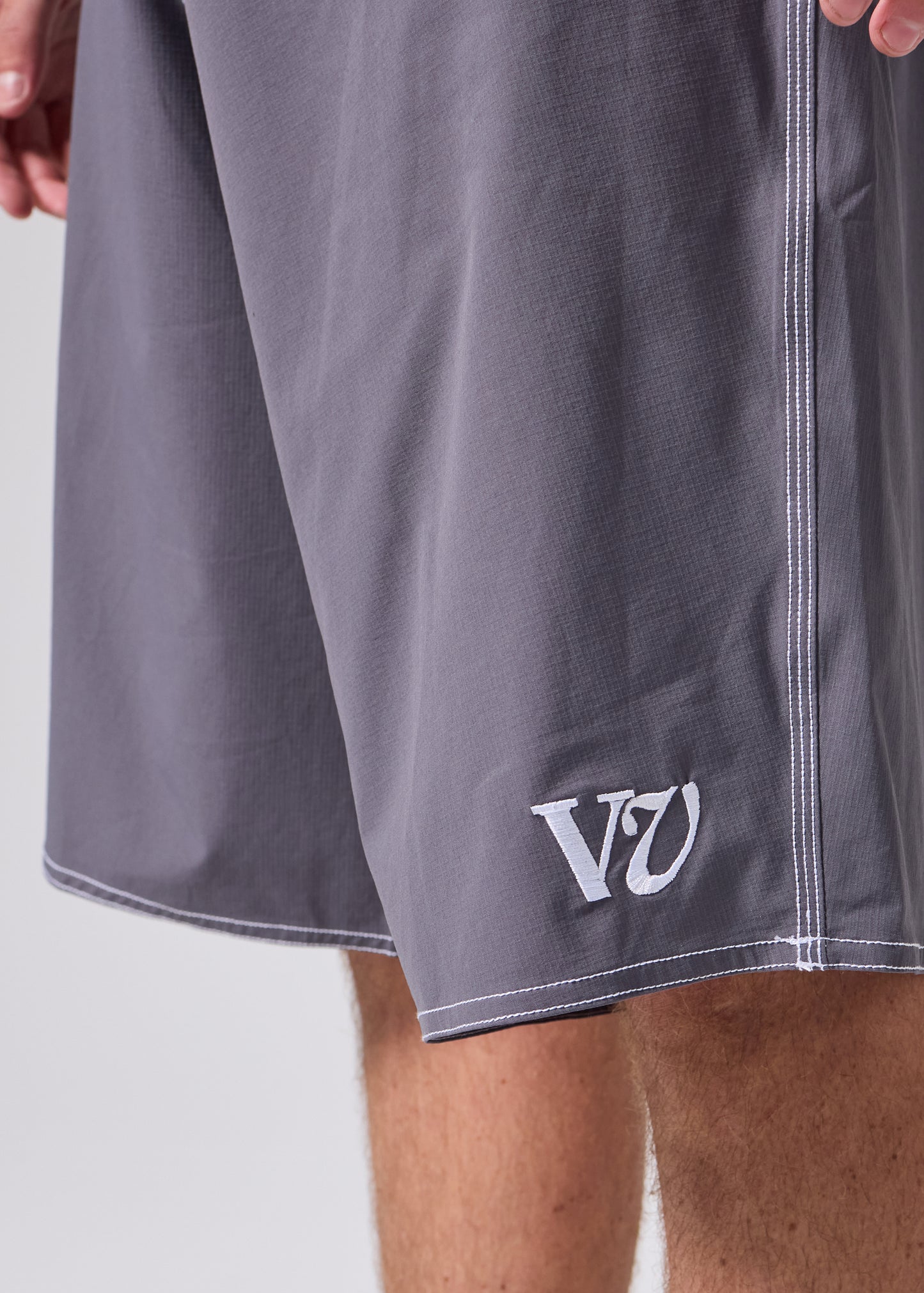 FREQUENCY 21" TRUNK : GREY