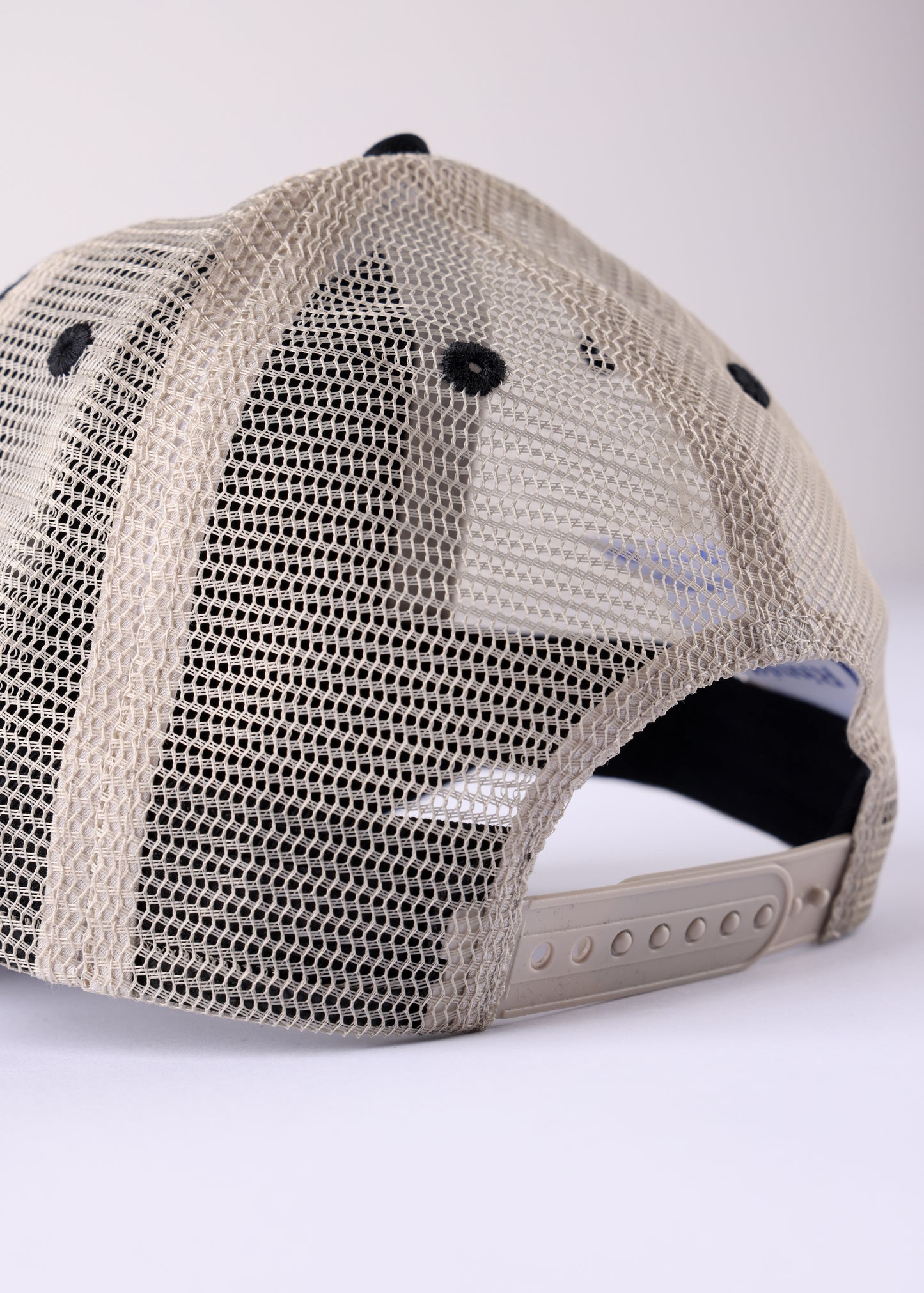 ACTIVE DISCOVERY TRUCKER : BLACK WHITE