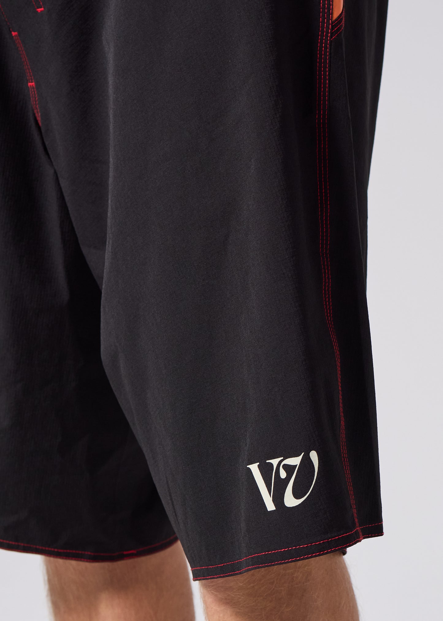 FREQUENCY 21" TRUNK : BLACK BONE