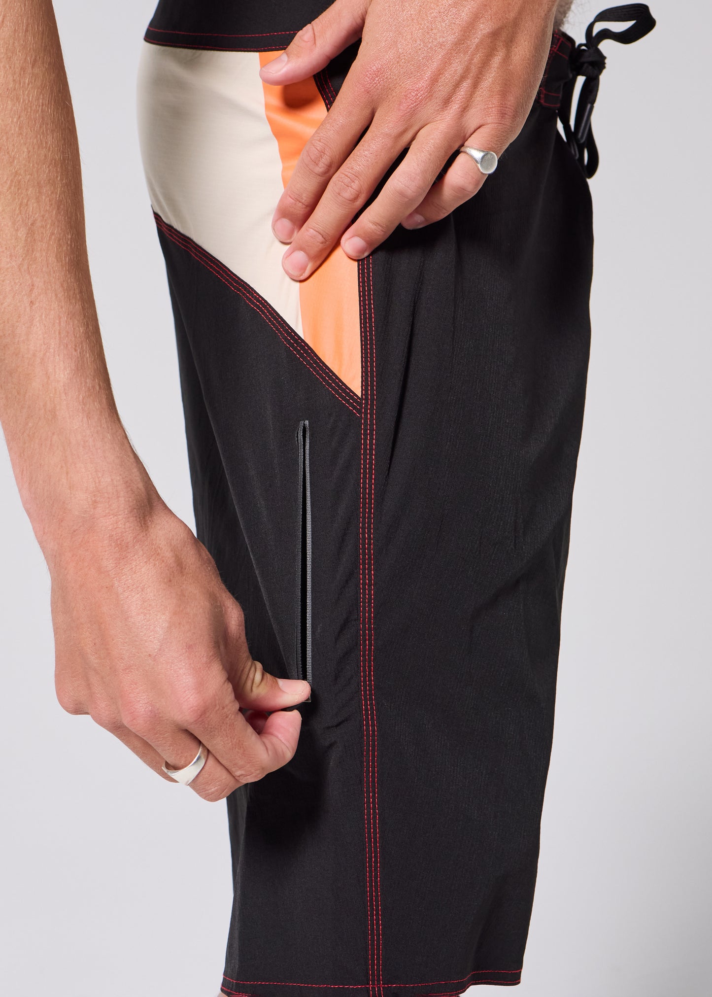 FREQUENCY 21" TRUNK : BLACK BONE