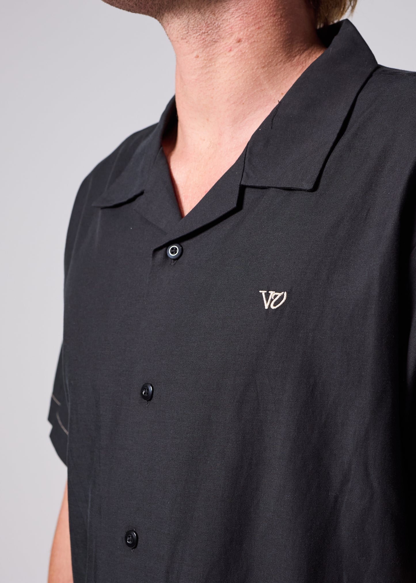 VV CONTRAST SS SHIRT : BLACK