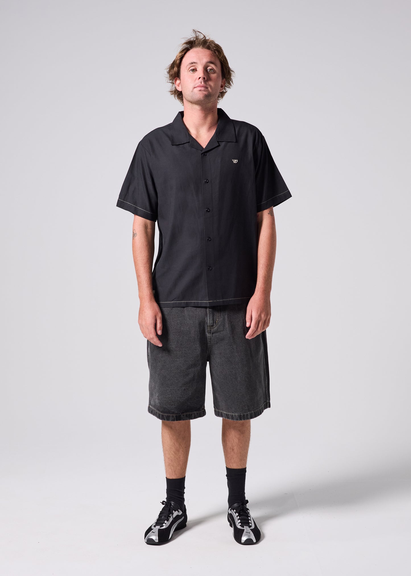 VV CONTRAST SS SHIRT : BLACK