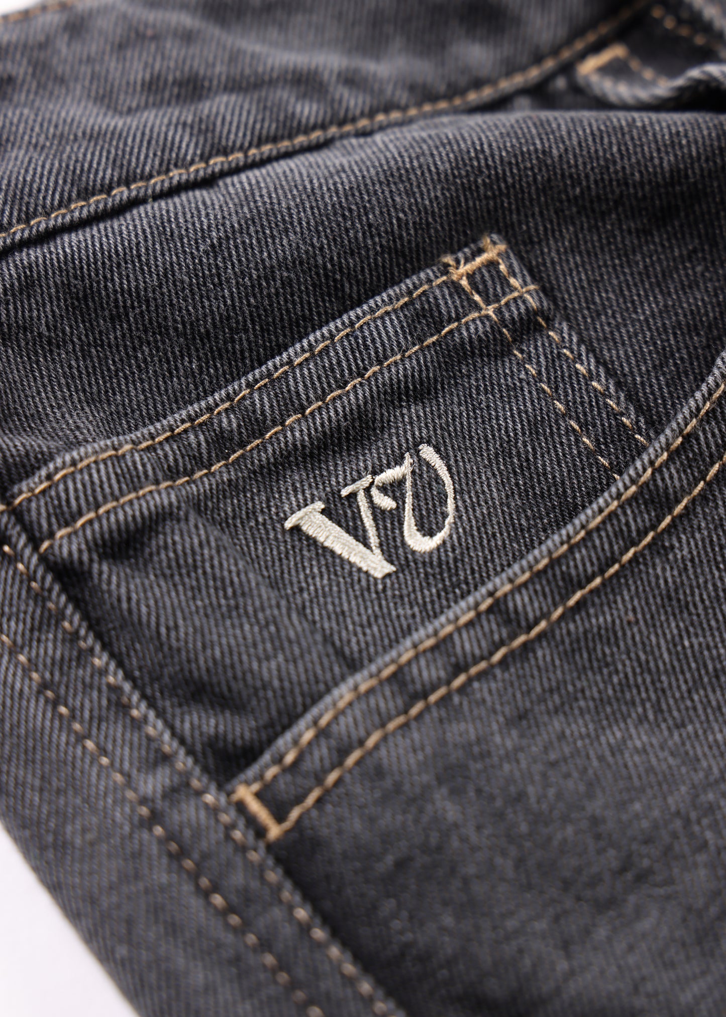 VV DENIM SHORT : WORN BLACK