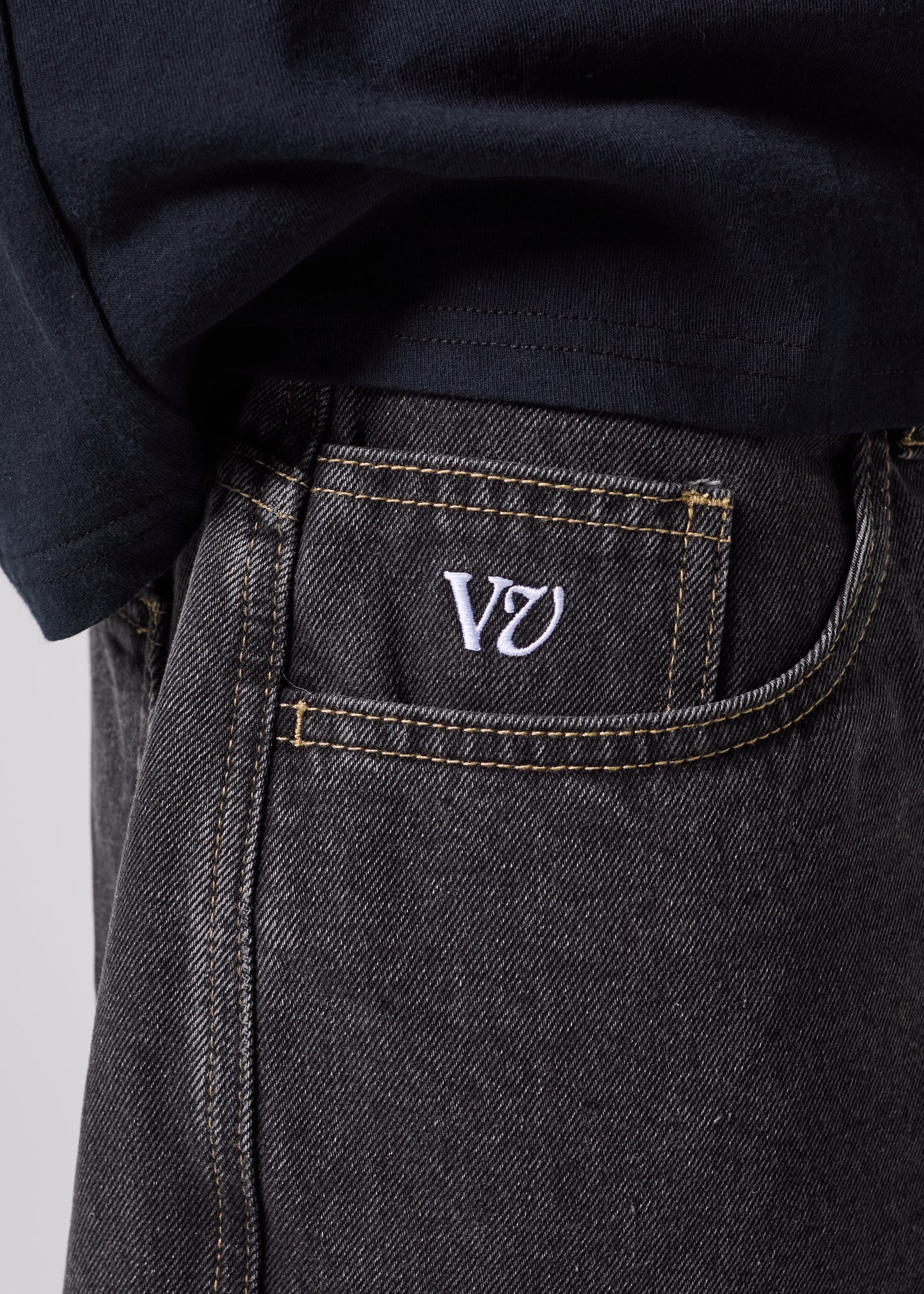 VV DENIM SHORT : WORN BLACK