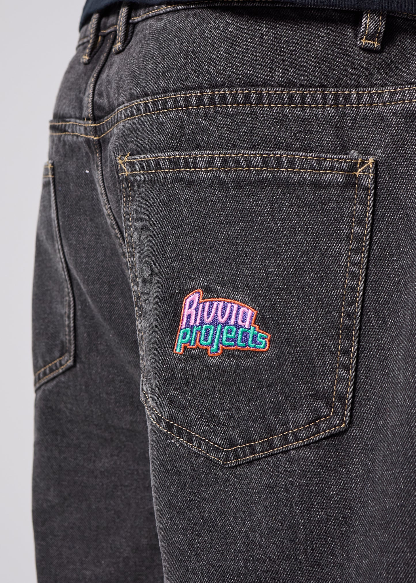 VV DENIM SHORT : WORN BLACK