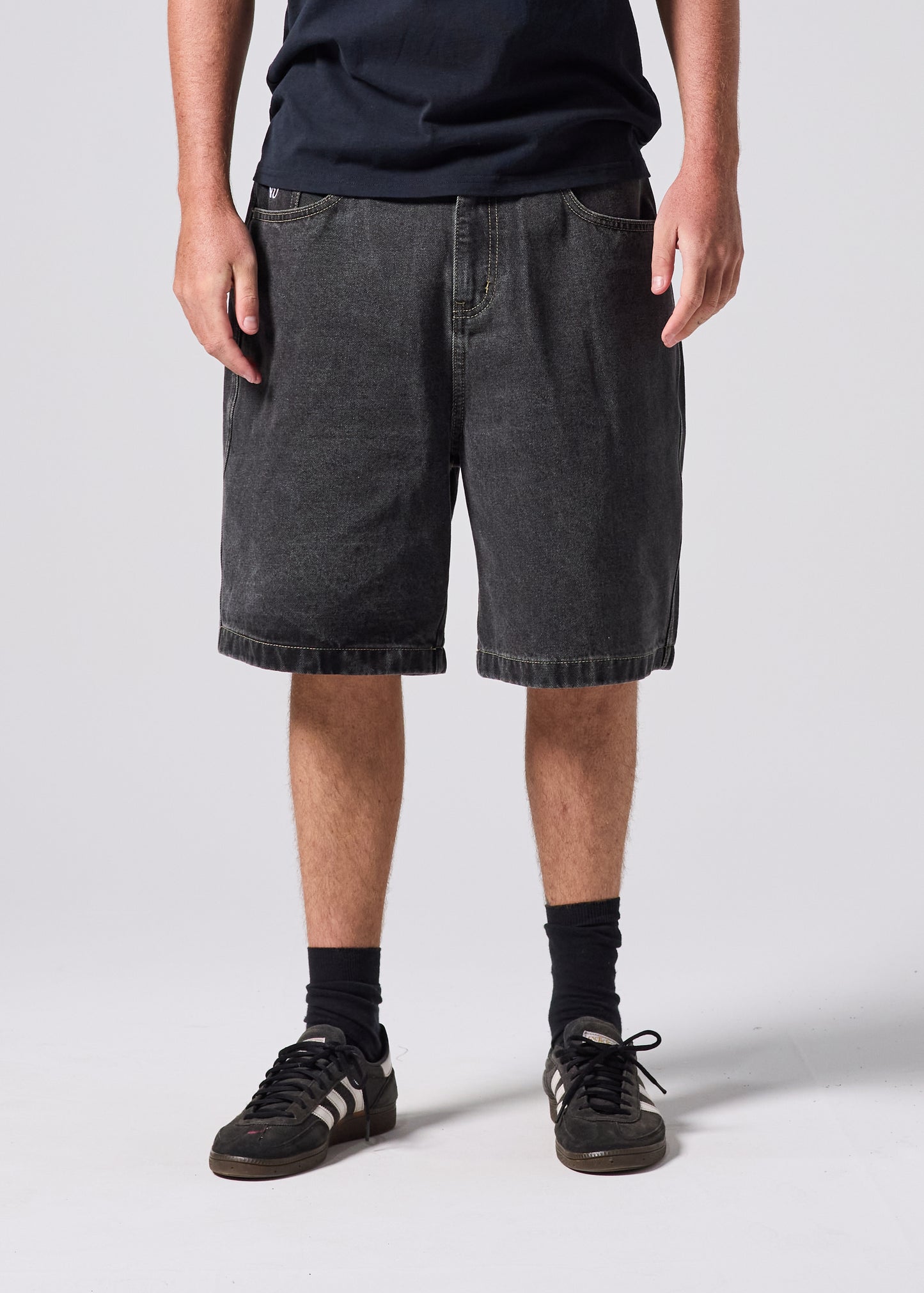 VV DENIM SHORT : WORN BLACK