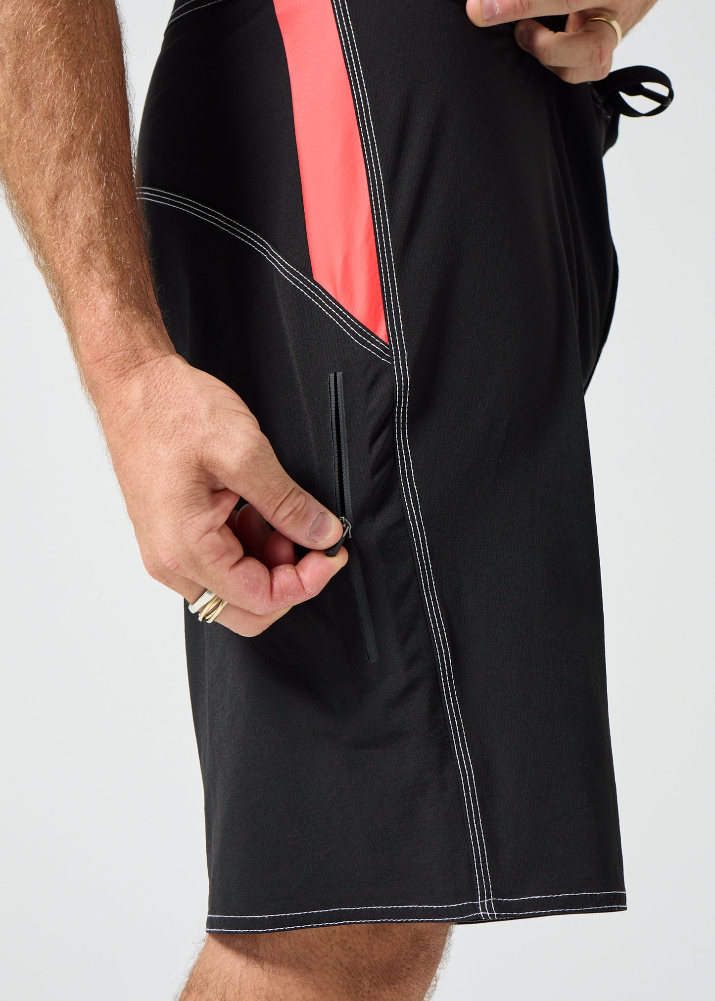 FREQUENCY 21" GRID TRUNK : BLACK/RED