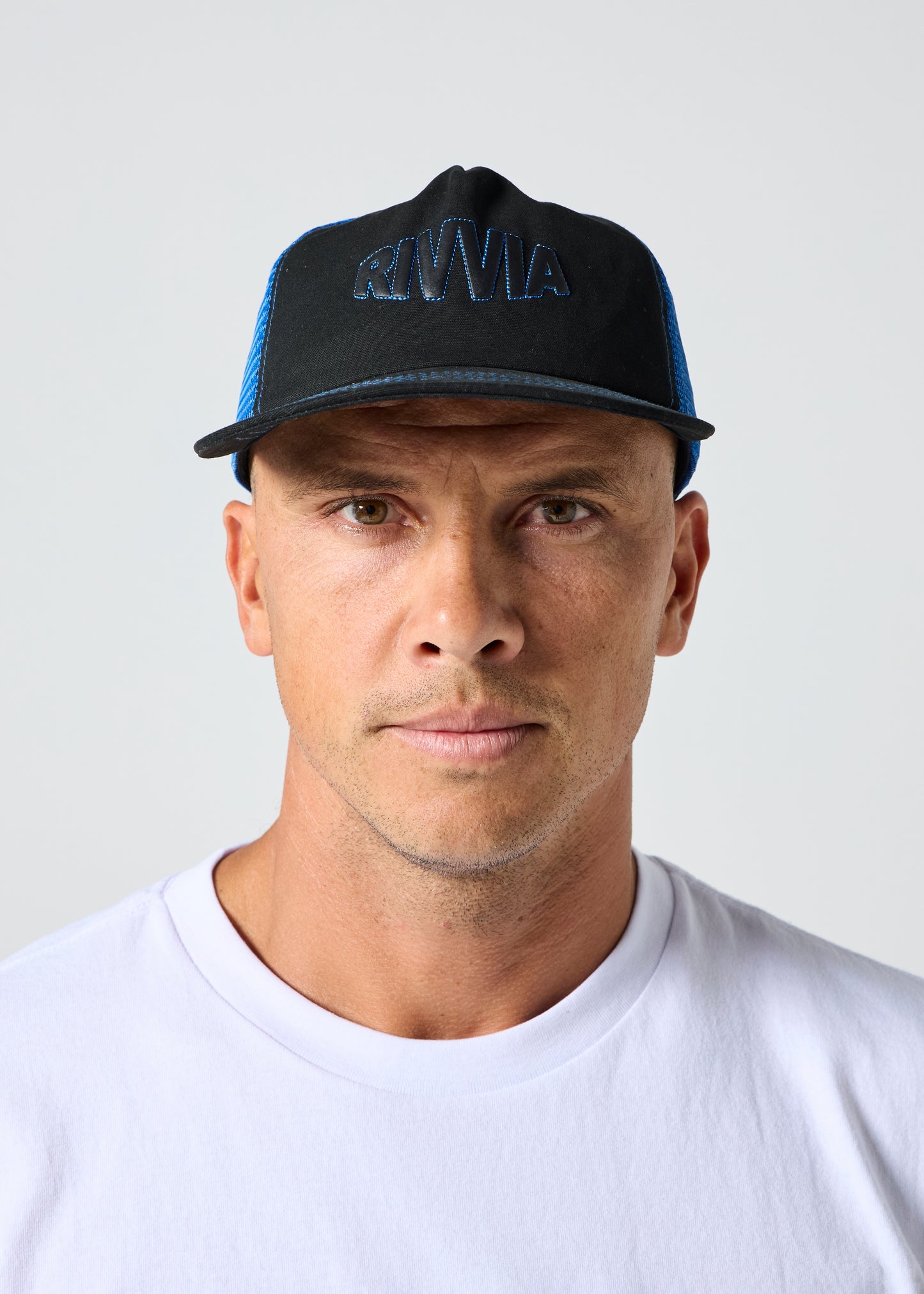 RIVVIA PUFF TRUCKER CAP : BLACK/BLUE