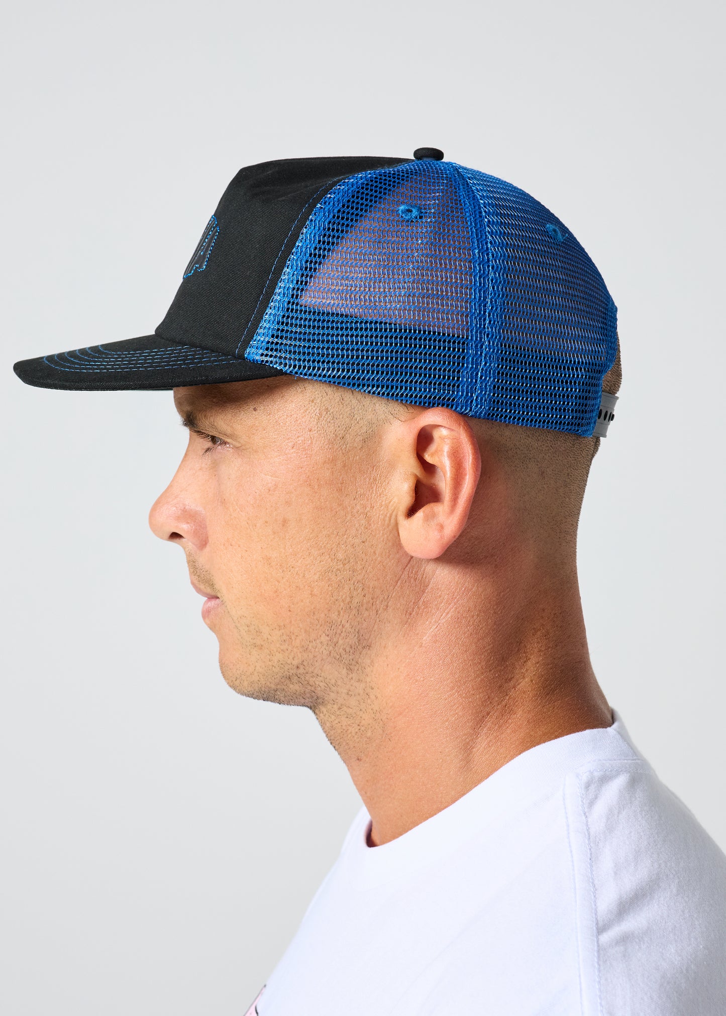 RIVVIA PUFF TRUCKER CAP : BLACK/BLUE