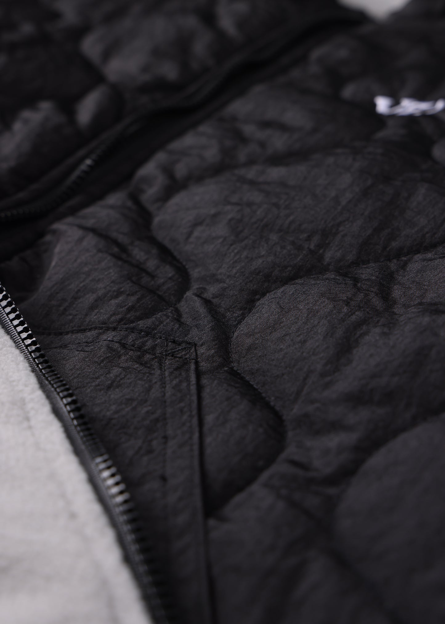 VV QUILTED REVERSIBLE VEST : GREY BLACK