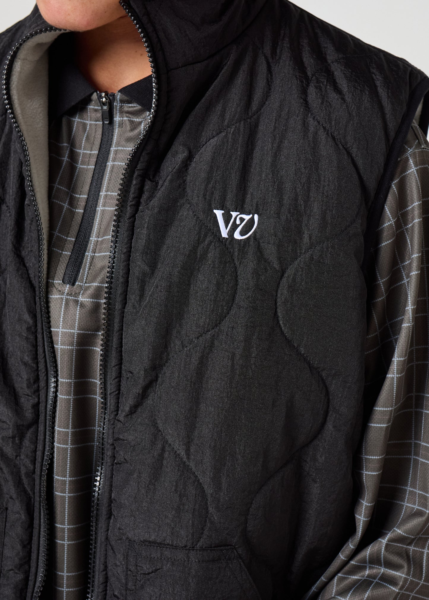 VV QUILTED REVERSIBLE VEST : GREY BLACK