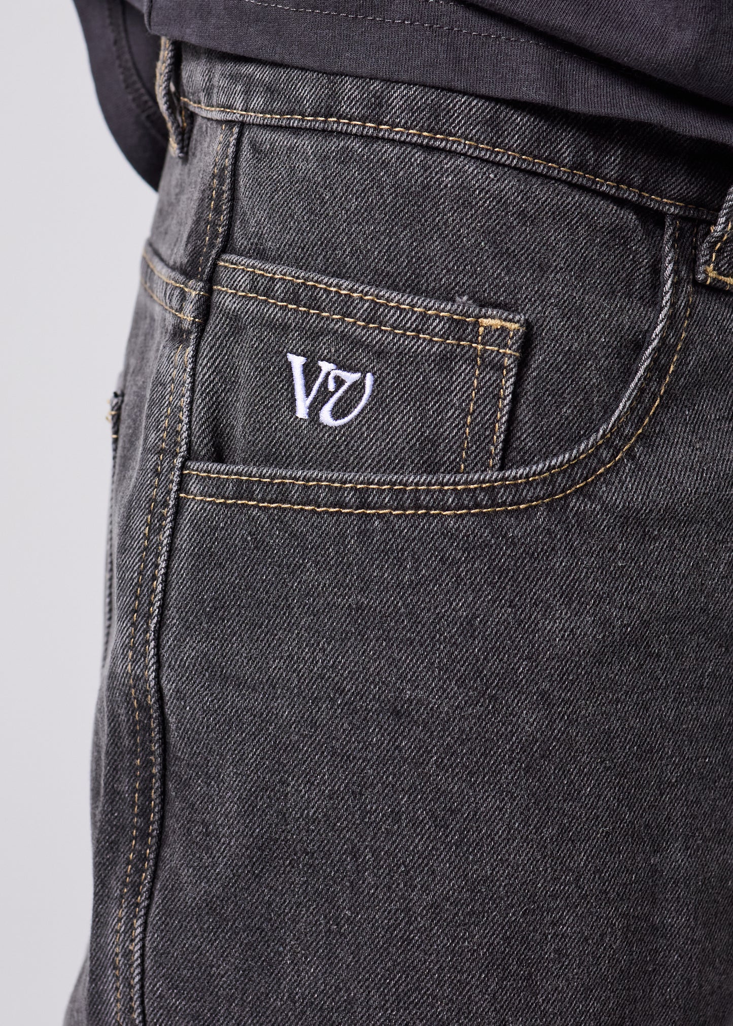 VV CLASS DENIM SHORT : WORN BLACK