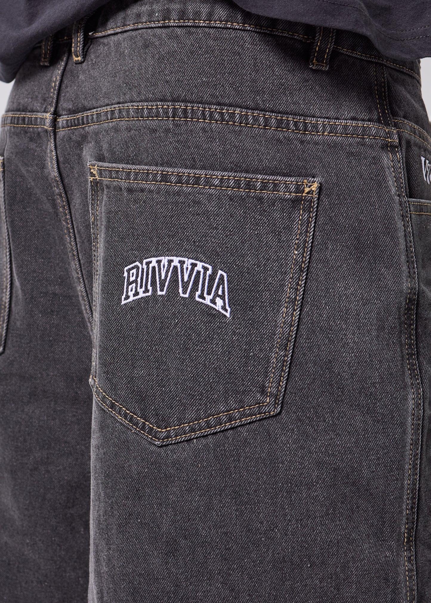 VV CLASS DENIM SHORT : WORN BLACK