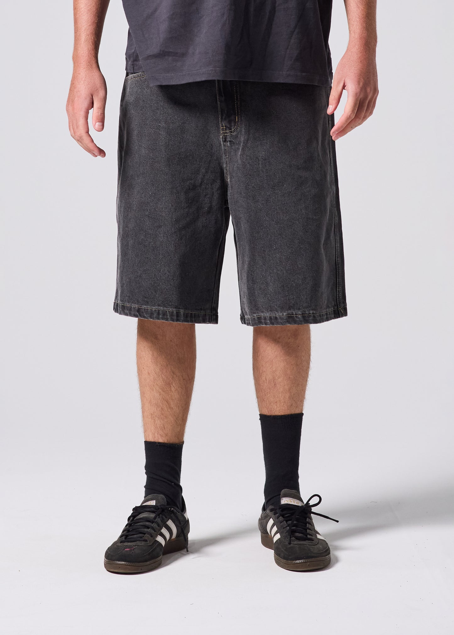VV CLASS DENIM SHORT : WORN BLACK