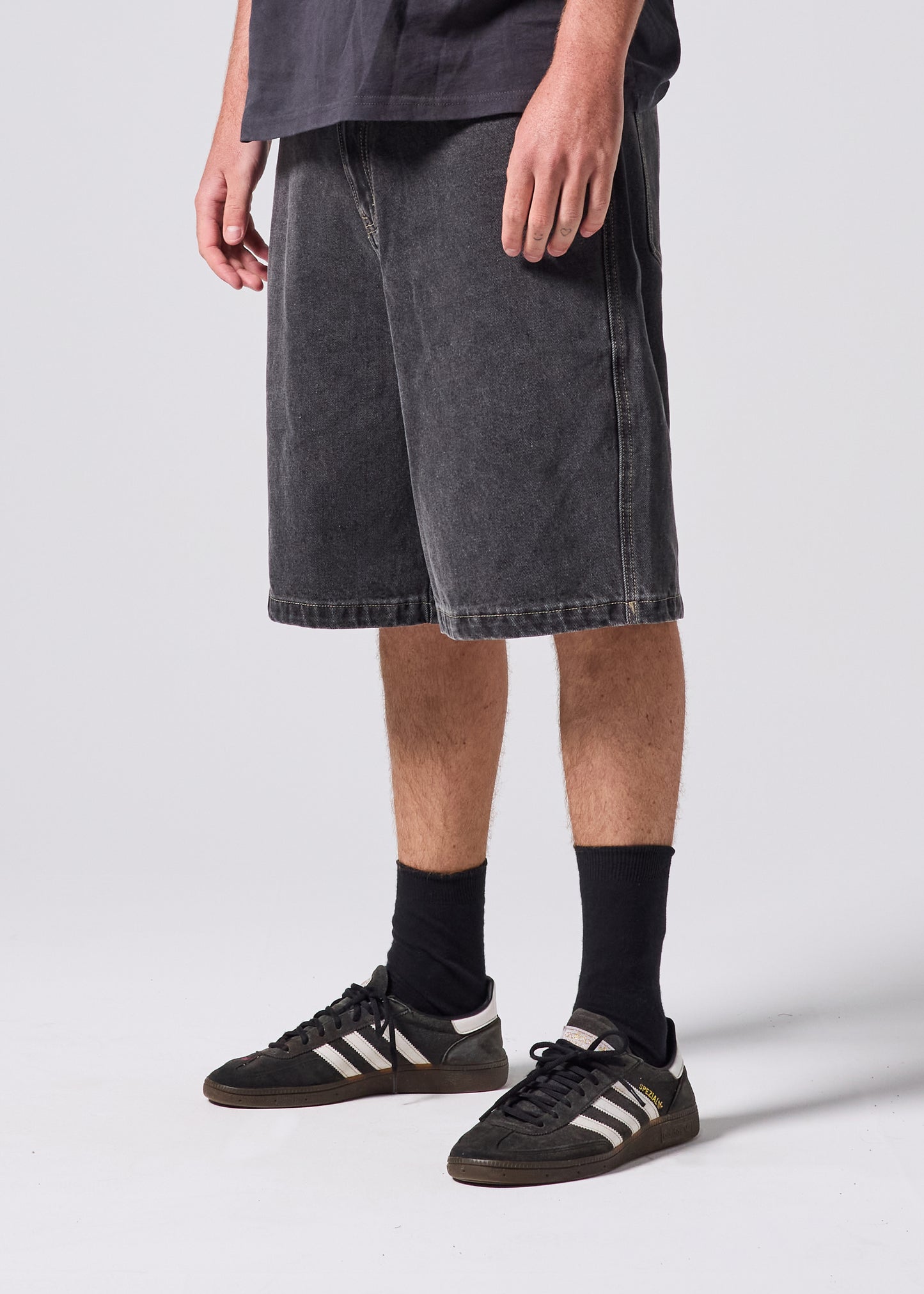 VV CLASS DENIM SHORT : WORN BLACK
