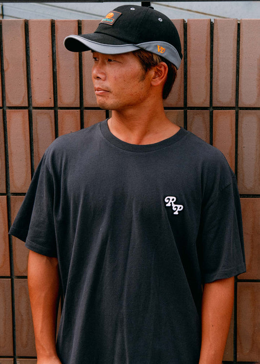 SCHOLAR T-SHIRT : PIGMENT BLACK